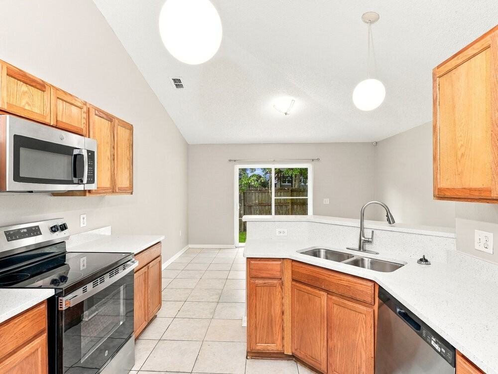 8376 Oak Crossing Dr W - Photo 7 of 16