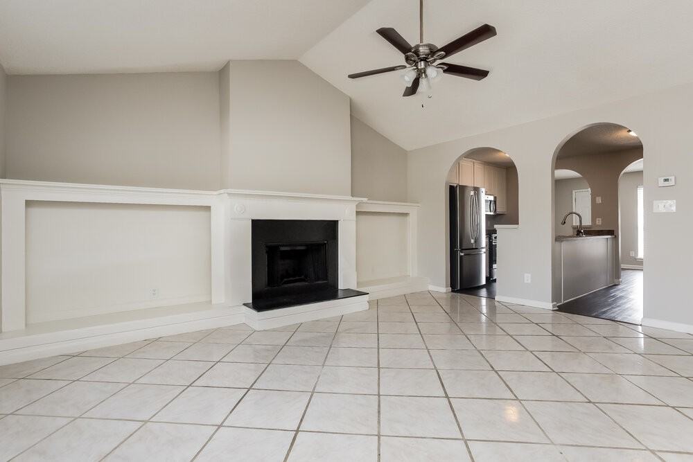 1077 Meadow Glen Cir - Photo 3 of 16