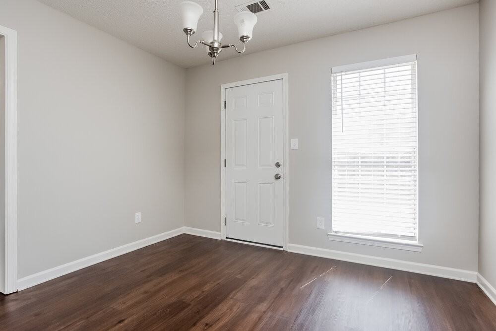 1077 Meadow Glen Cir - Photo 4 of 16