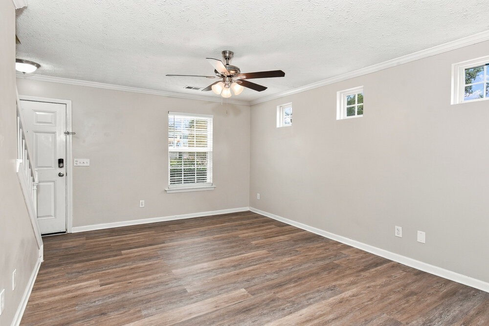 136 Oak Grove Pl - Photo 5 of 17