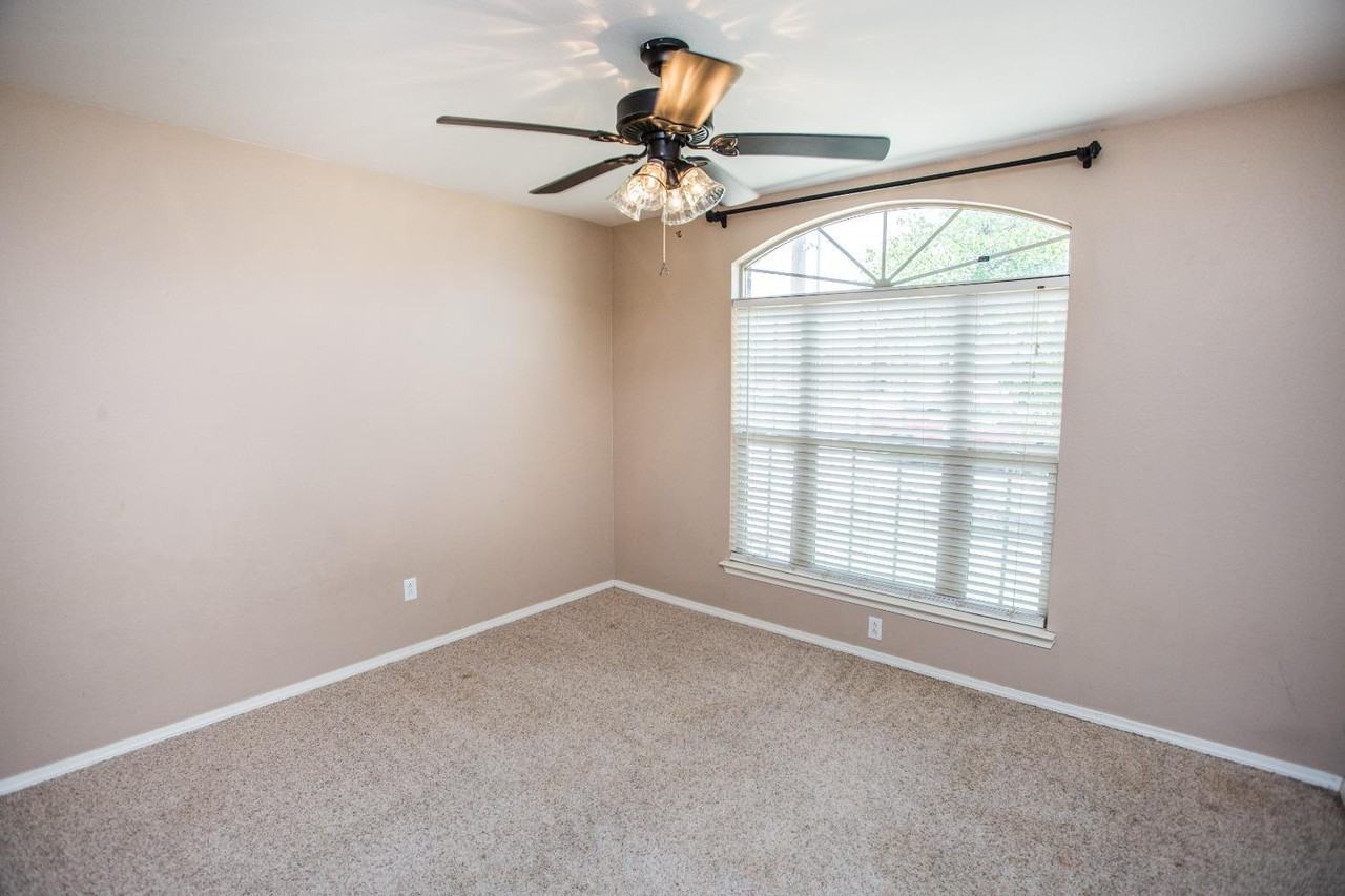 9803 Juneau Ave - Photo 7 of 20