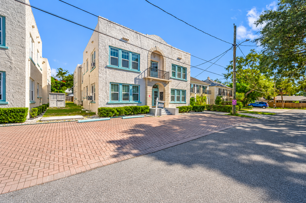 Charming Renovated 1BR/1BA located Steps Away from Bayshore Blvd. - Photo 2 of 7