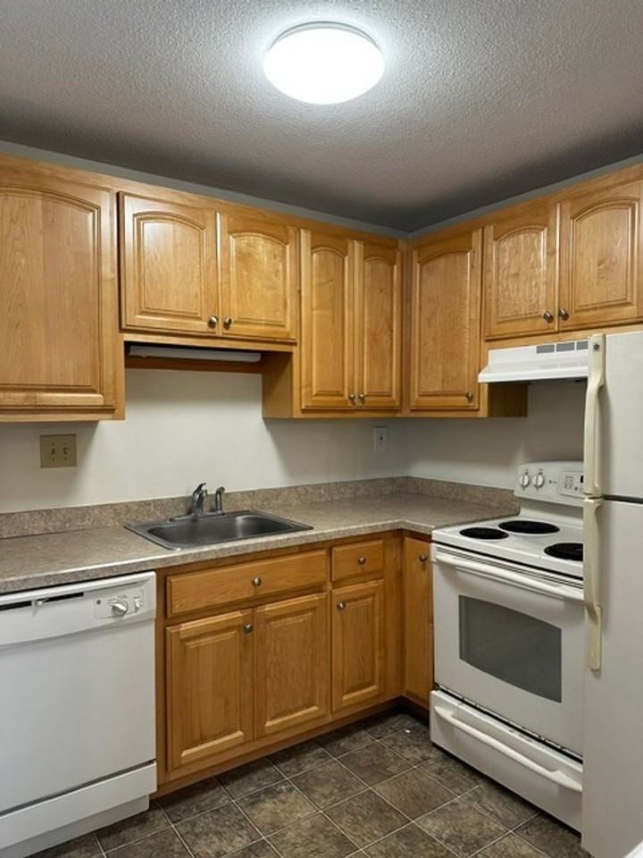 New Carriage House Apartments - Photo 4 of 19