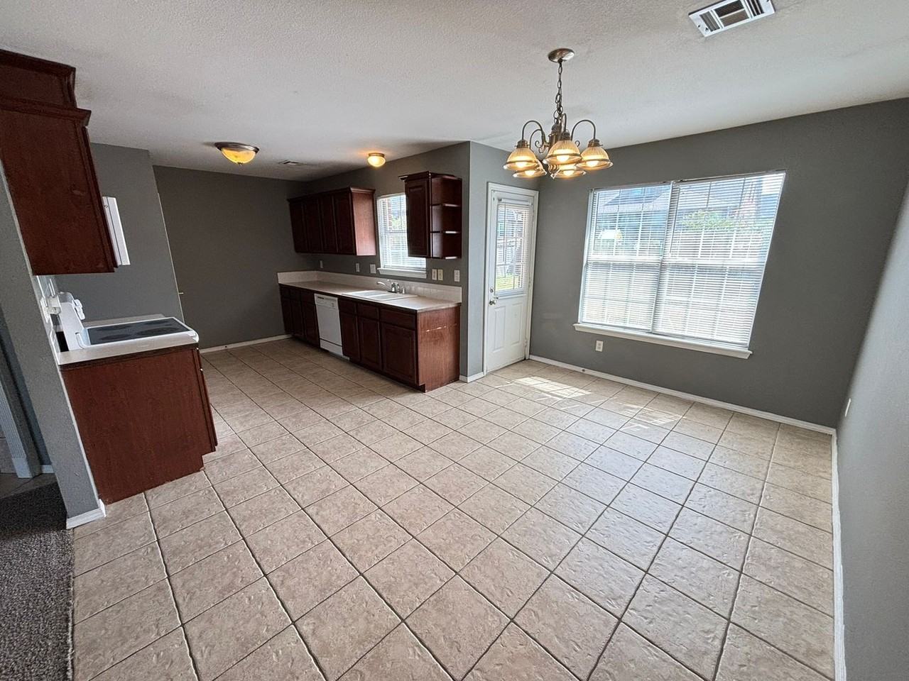 2405 Sw 17th St - Photo 6 of 15