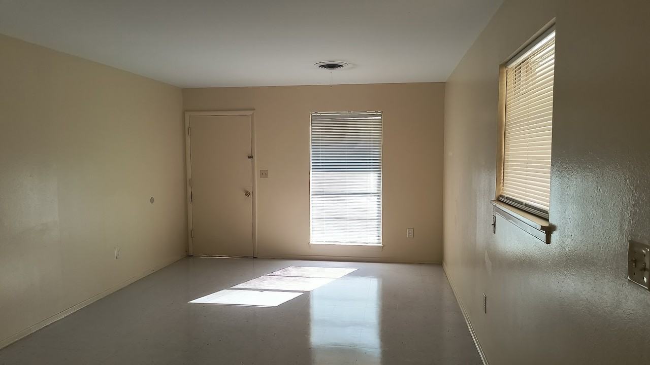 1002 Bloomfield Dr #1 - Photo 2 of 12