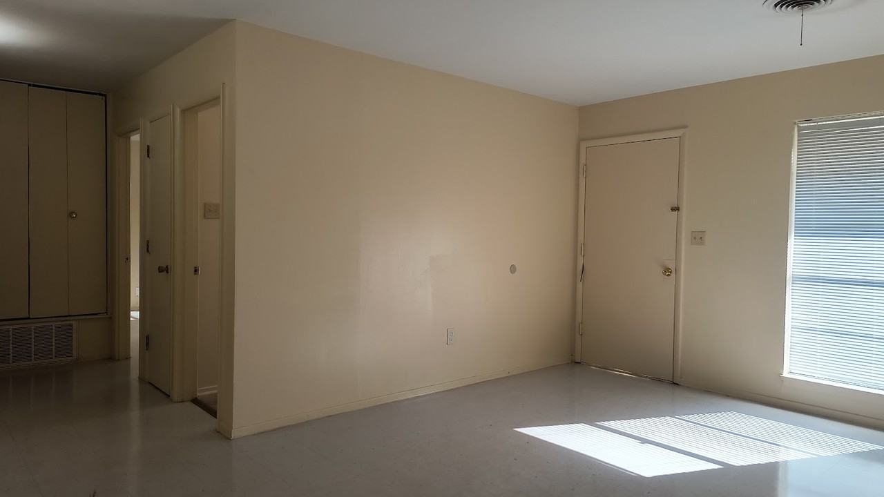 1002 Bloomfield Dr #1 - Photo 3 of 12