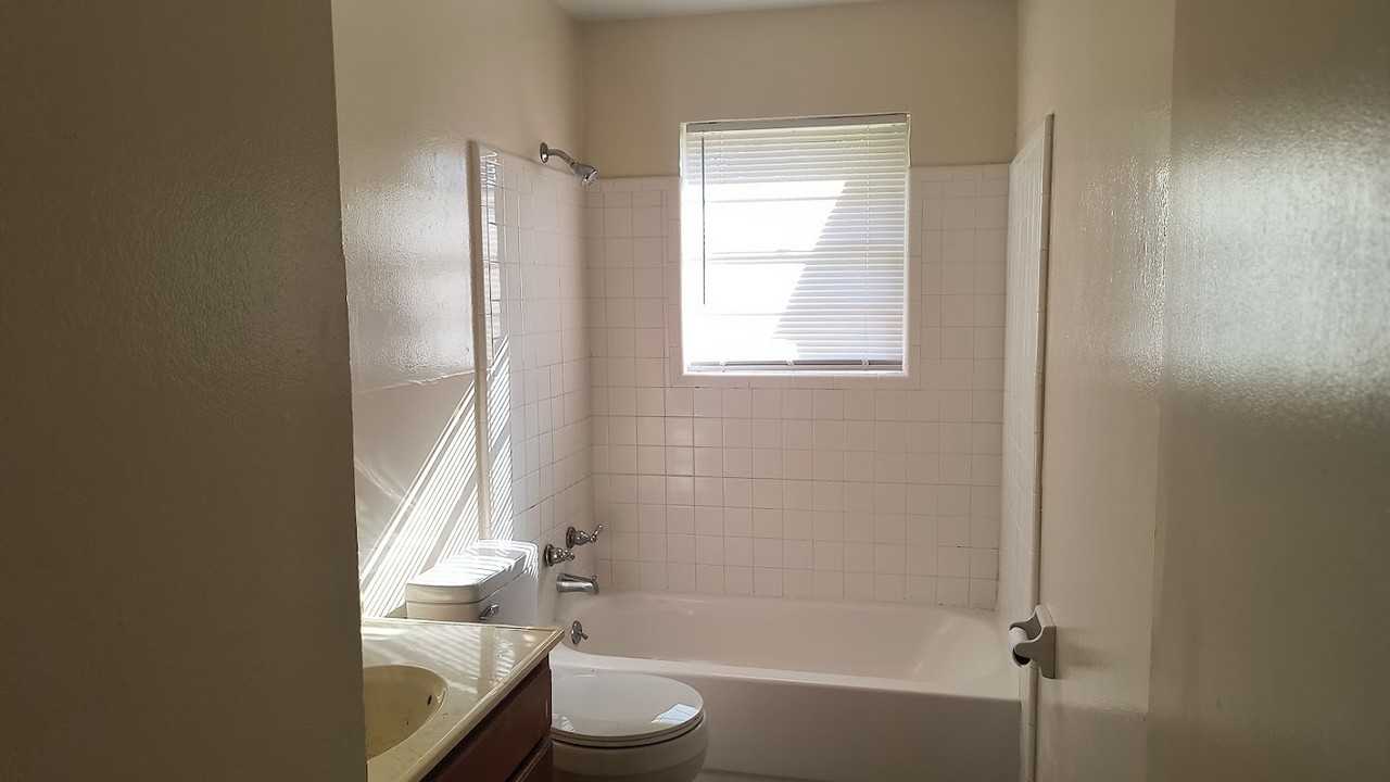 1002 Bloomfield Dr #1 - Photo 7 of 12