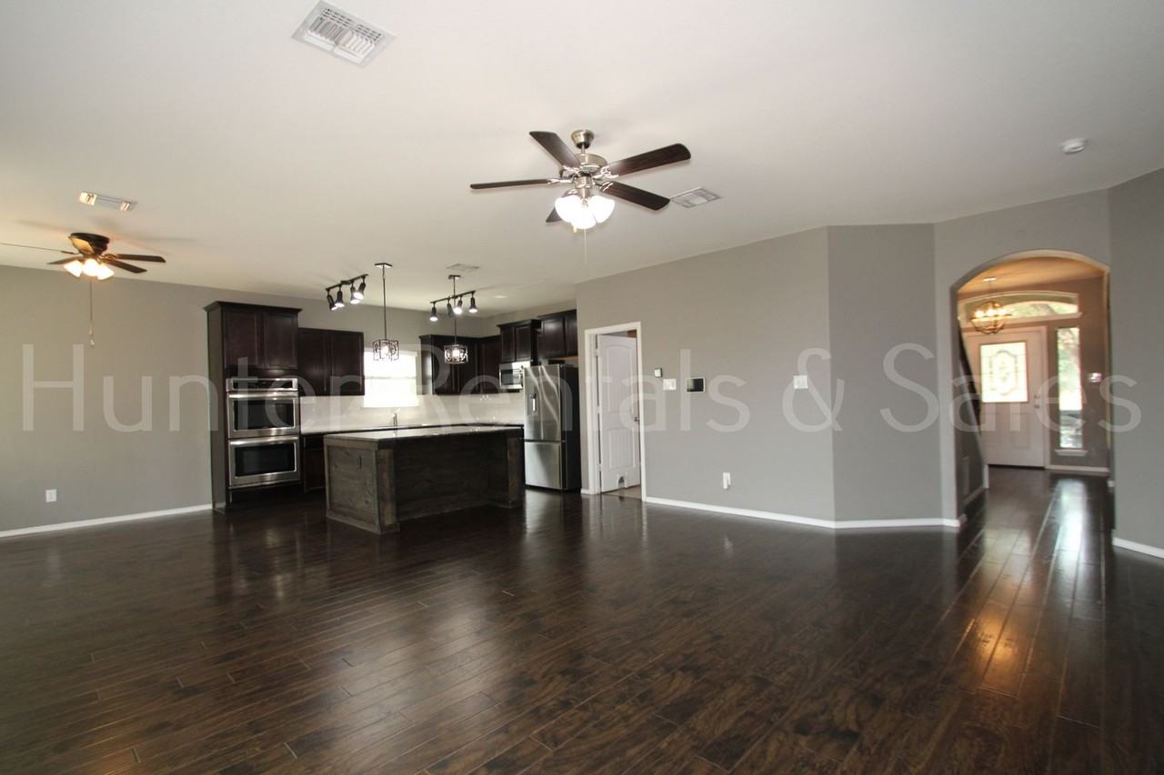 5561 Othello Dr - Photo 3 of 39