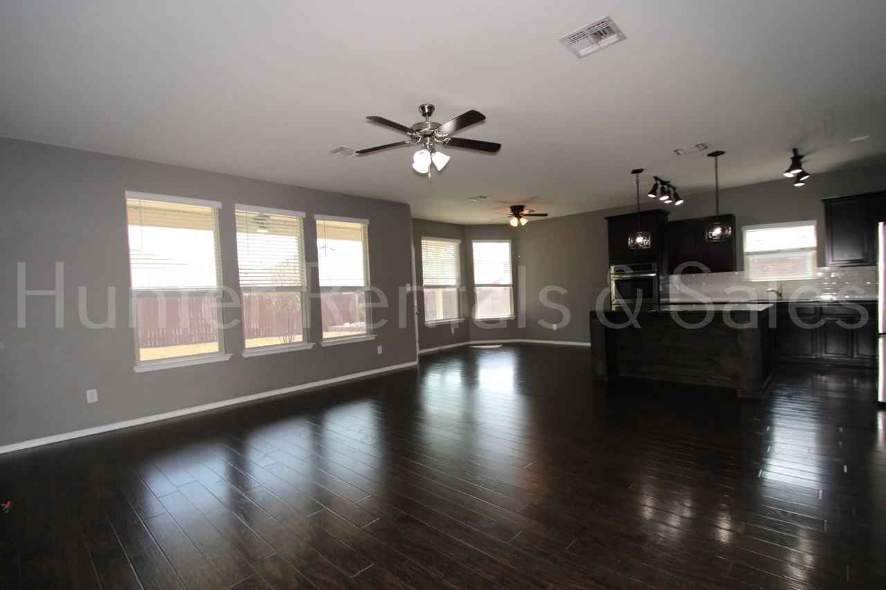 5561 Othello Dr - Photo 4 of 39