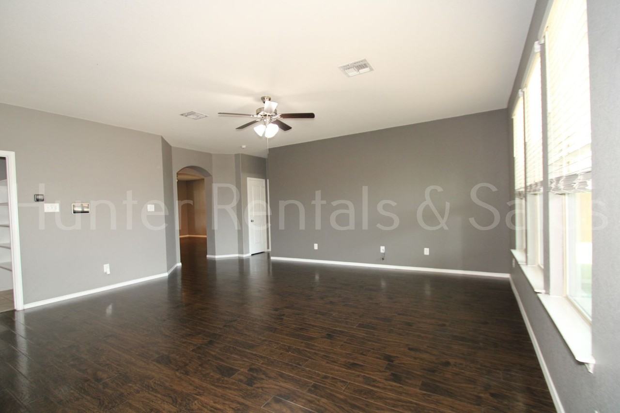 5561 Othello Dr - Photo 6 of 39