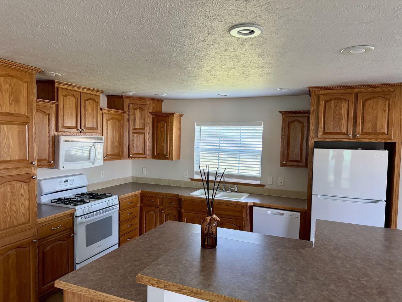 98 Meadowlark Ln - Photo 3 of 15