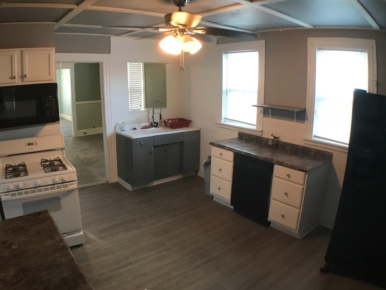 3006 Montclair Ave - Photo 5 of 38
