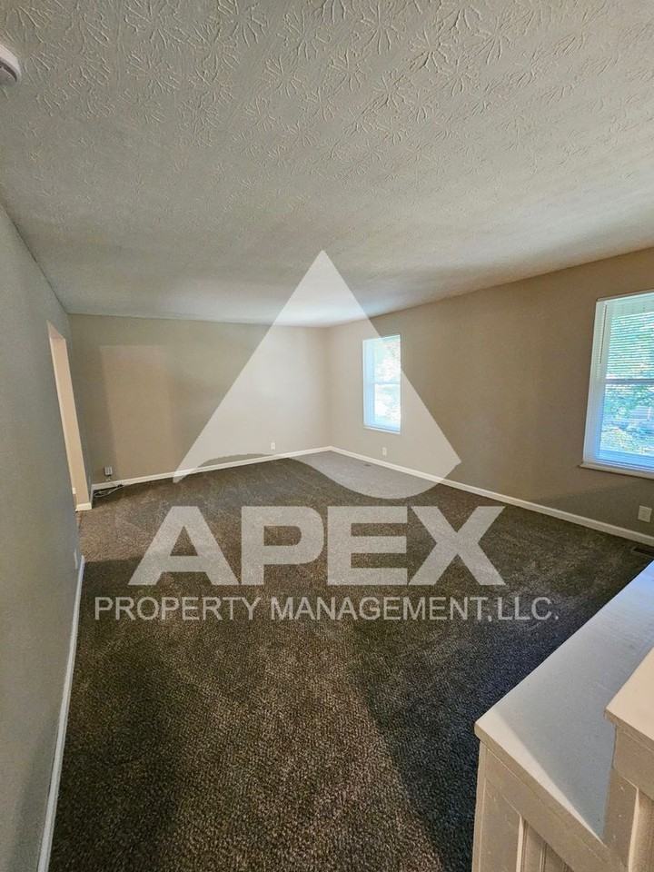1115 Rain Tree Rd - Photo 4 of 33