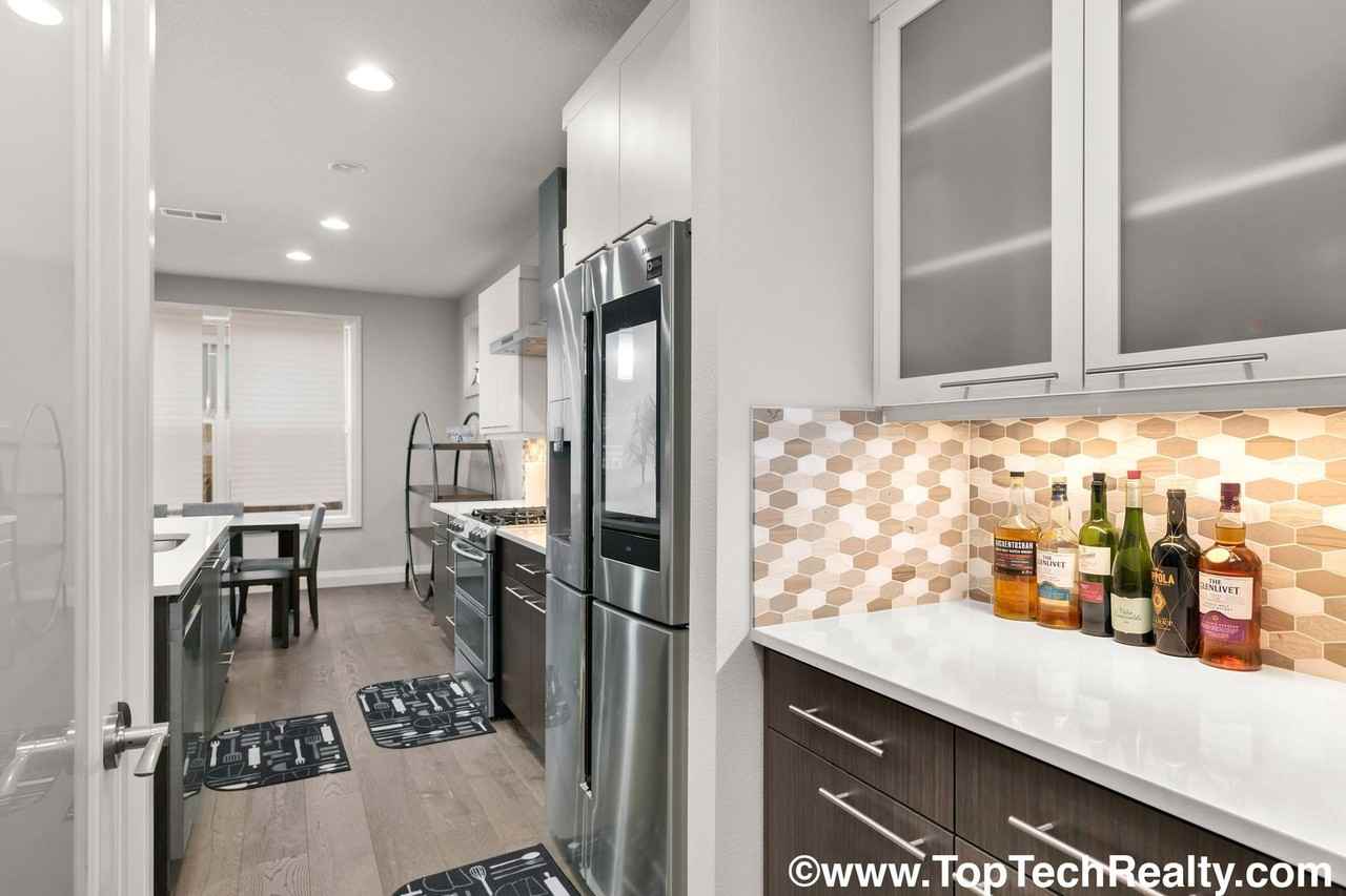 4233 Nw Woodgate Ave - Photo 7 of 29