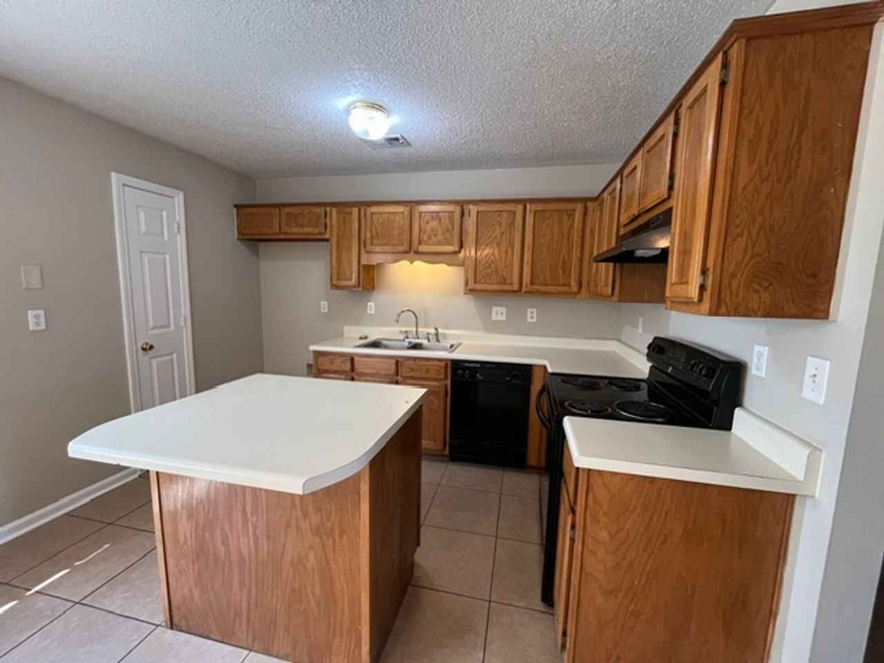 7043 Foxhall Dr - Photo 3 of 10