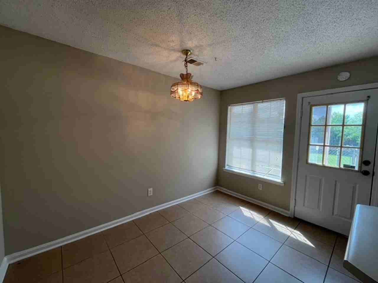 7043 Foxhall Dr - Photo 4 of 10