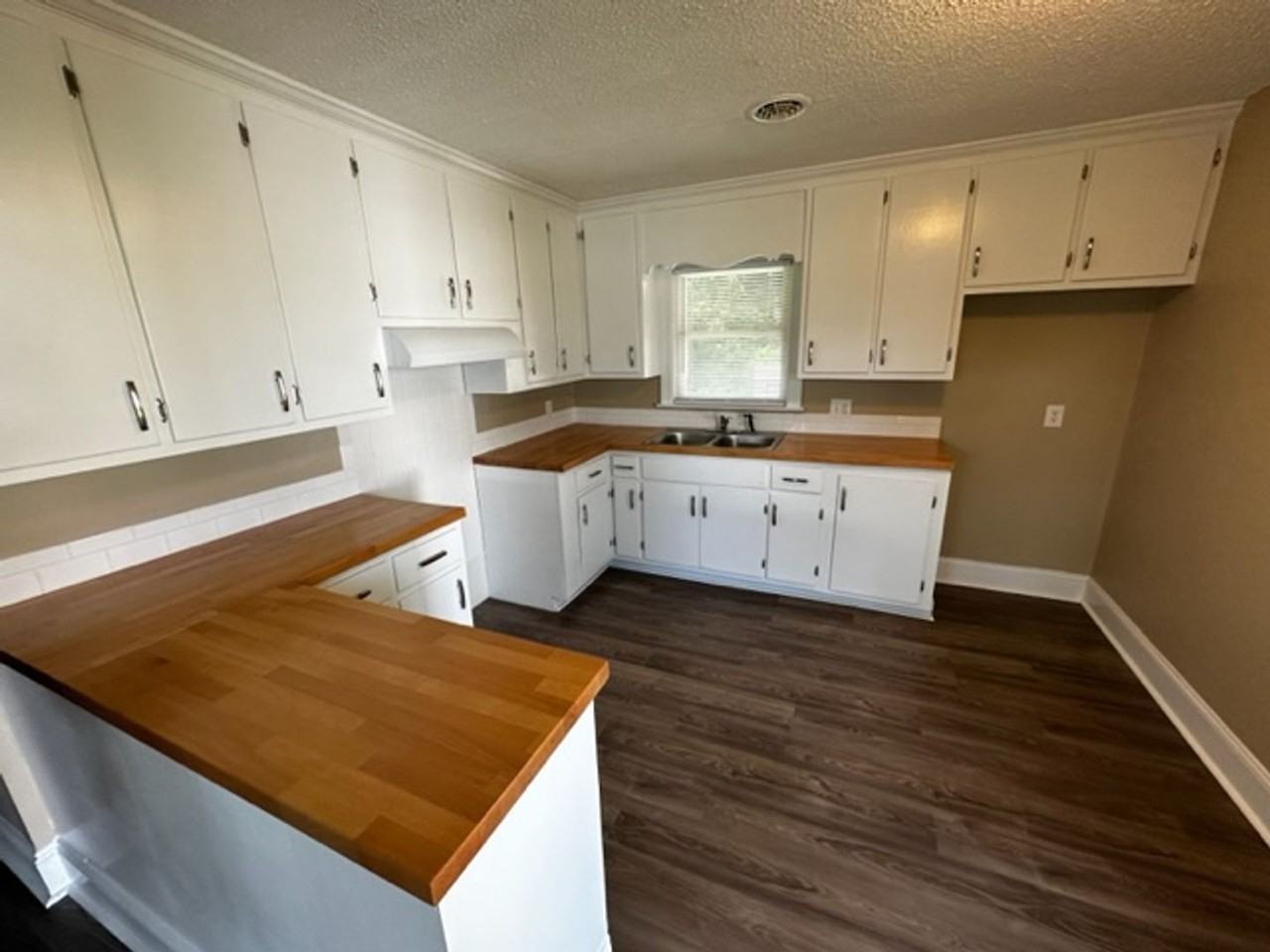 6115 Stagecoach Rd - Photo 2 of 11