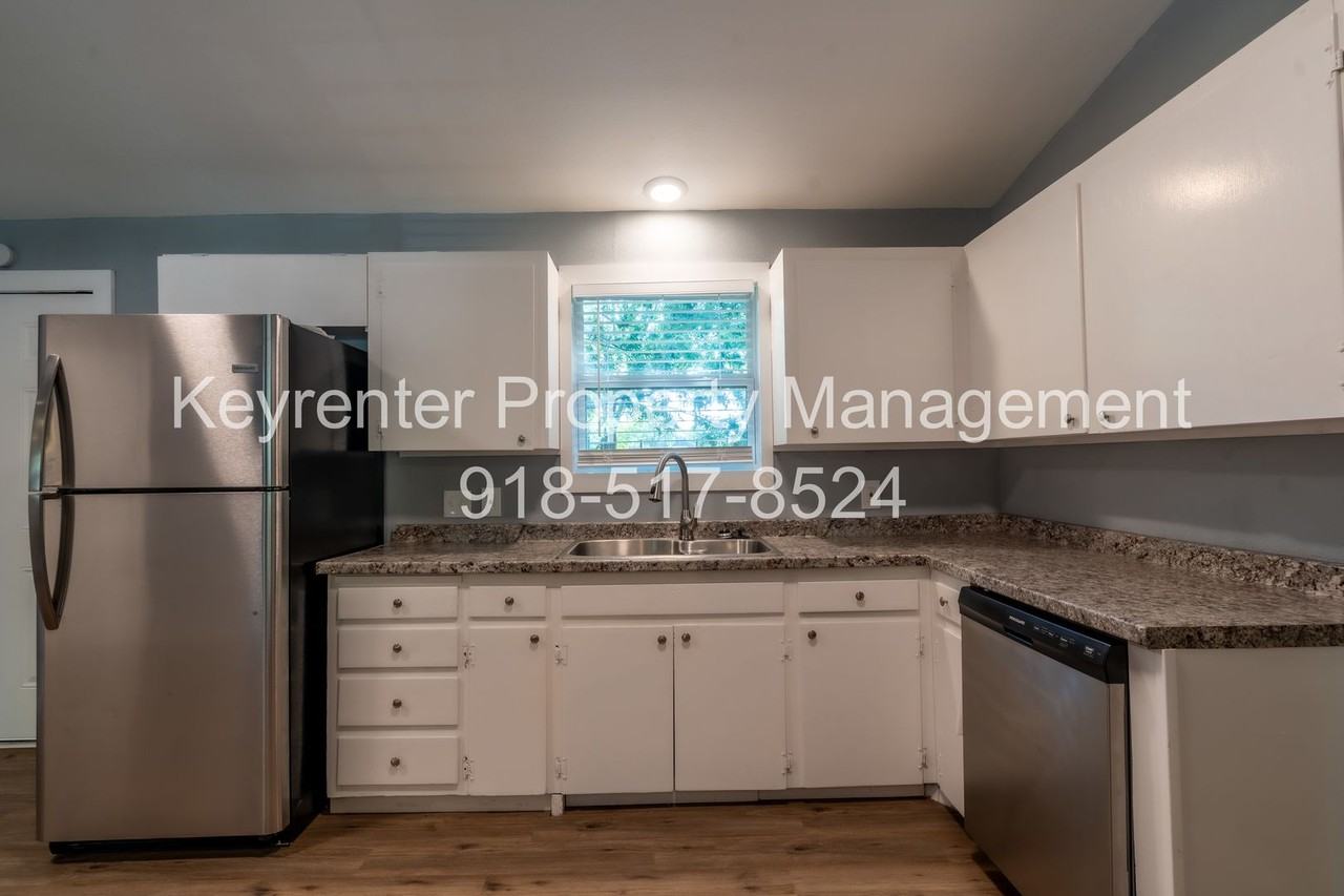 2470 N New Haven Ave - Photo 2 of 11