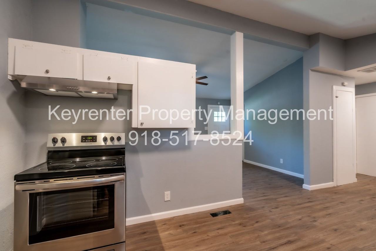 2470 N New Haven Ave - Photo 3 of 11