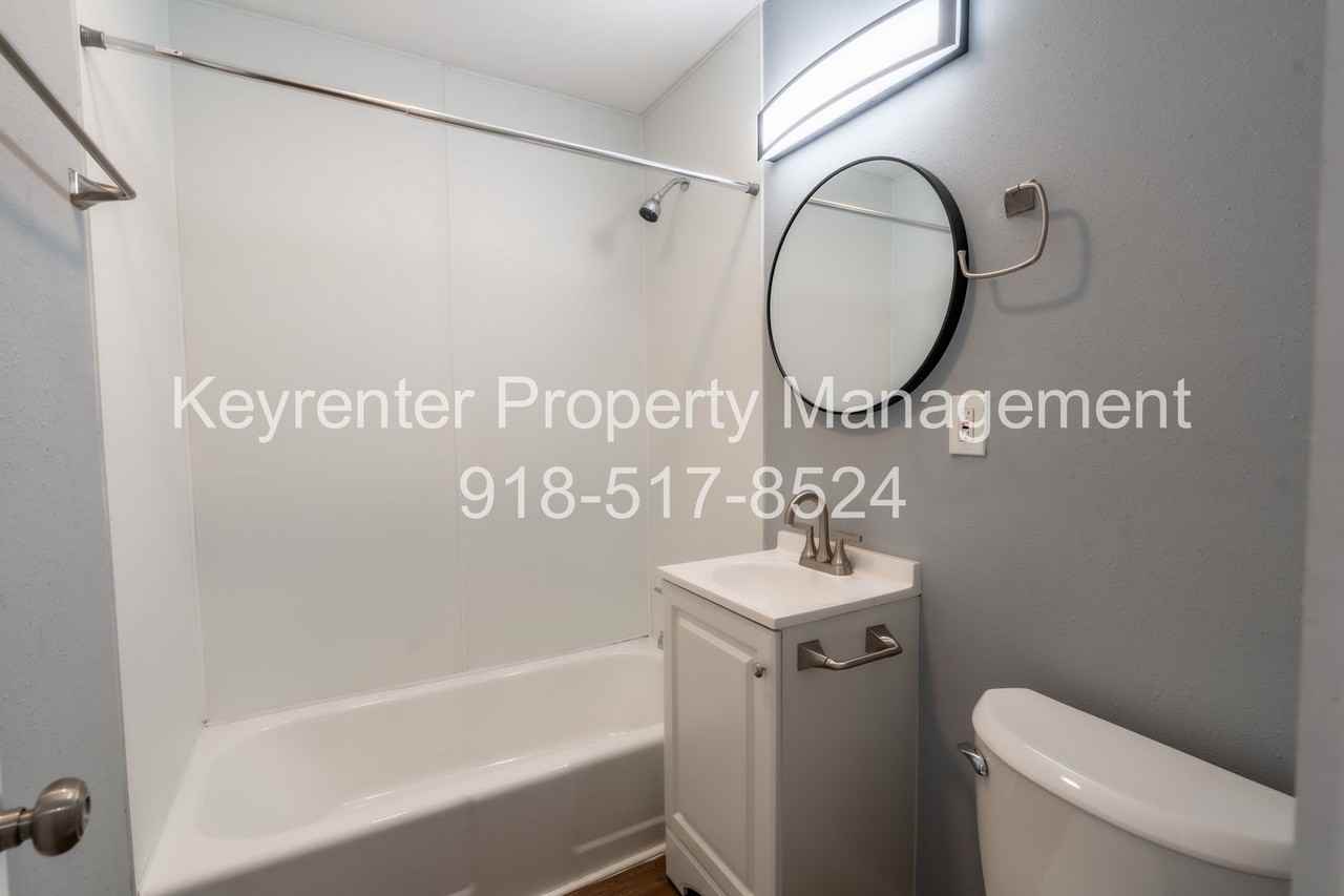 2470 N New Haven Ave - Photo 6 of 11
