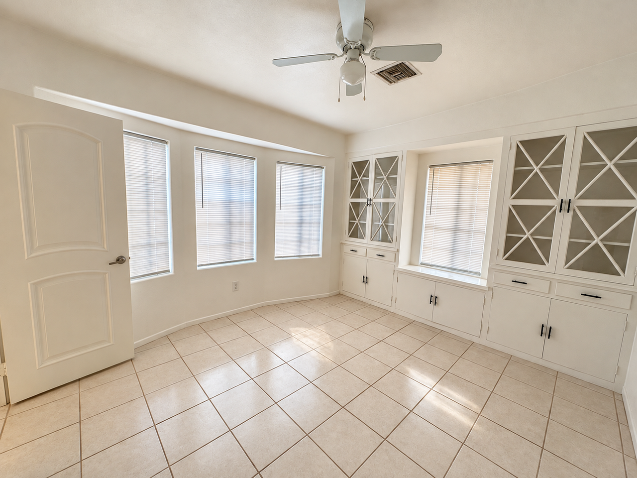 605 W Holt Ave - Photo 3 of 13