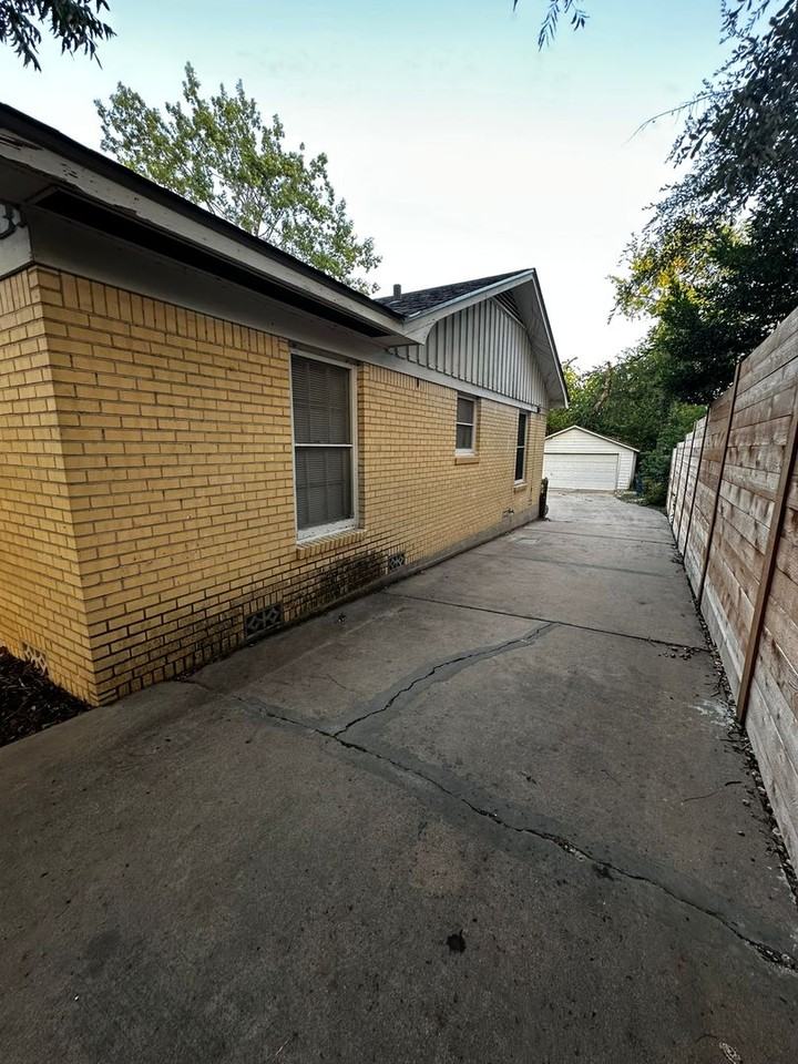 3903 Ridgelea Dr - Photo 3 of 18