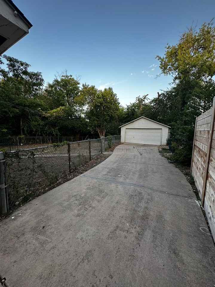 3903 Ridgelea Dr - Photo 4 of 18