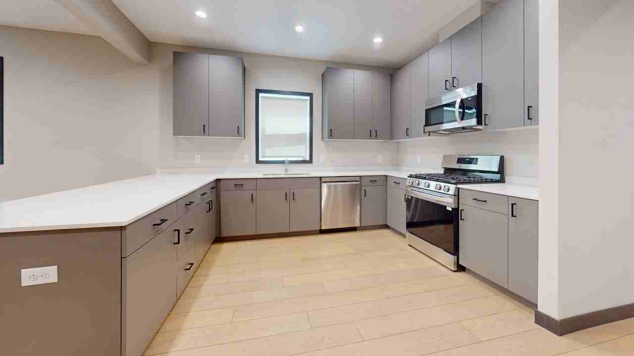 937 17th Ave Se - Photo 2 of 11