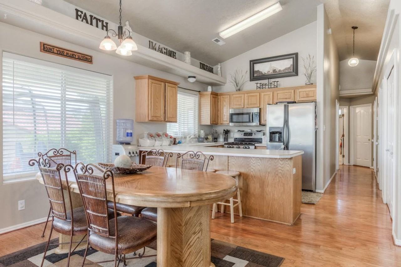 610 E Springhill Dr - Photo 4 of 6