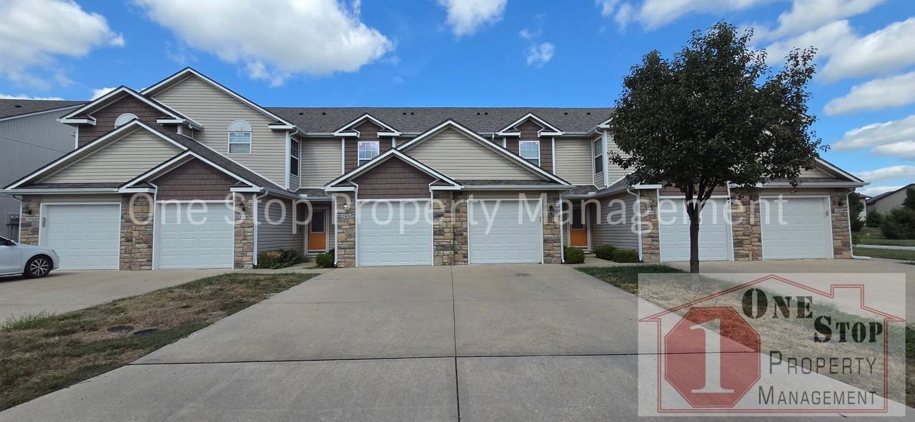 260 Pointe Ln - Photo 2 of 23