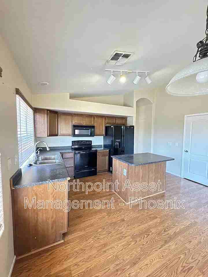 1215 N 158th Dr - Photo 4 of 16