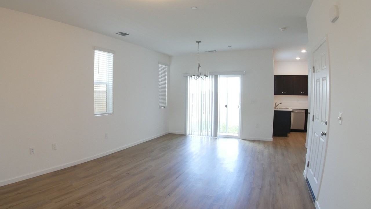 1012 Buena Vista Ln - Photo 2 of 11