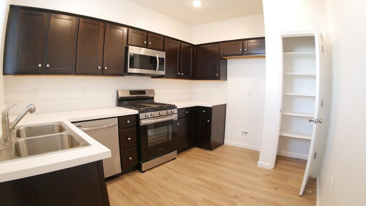 1012 Buena Vista Ln - Photo 3 of 11