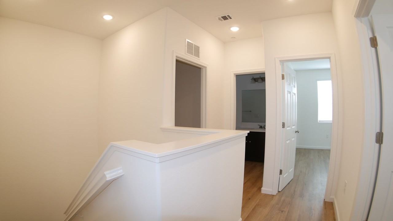 1012 Buena Vista Ln - Photo 5 of 11