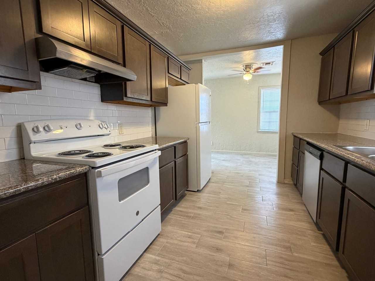 1503 Nw Columbia Ave - Photo 4 of 12