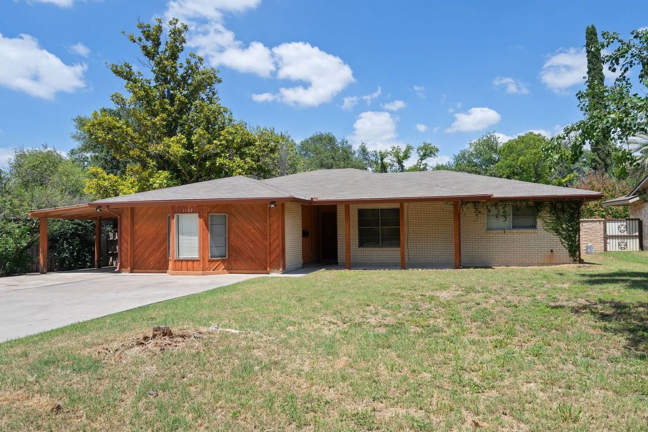 1102 Pecan St - Photo 2 of 18