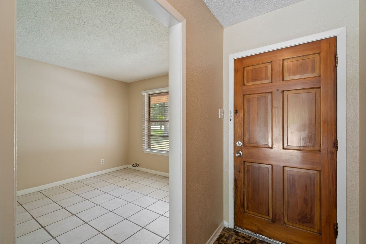 1102 Pecan St - Photo 3 of 18