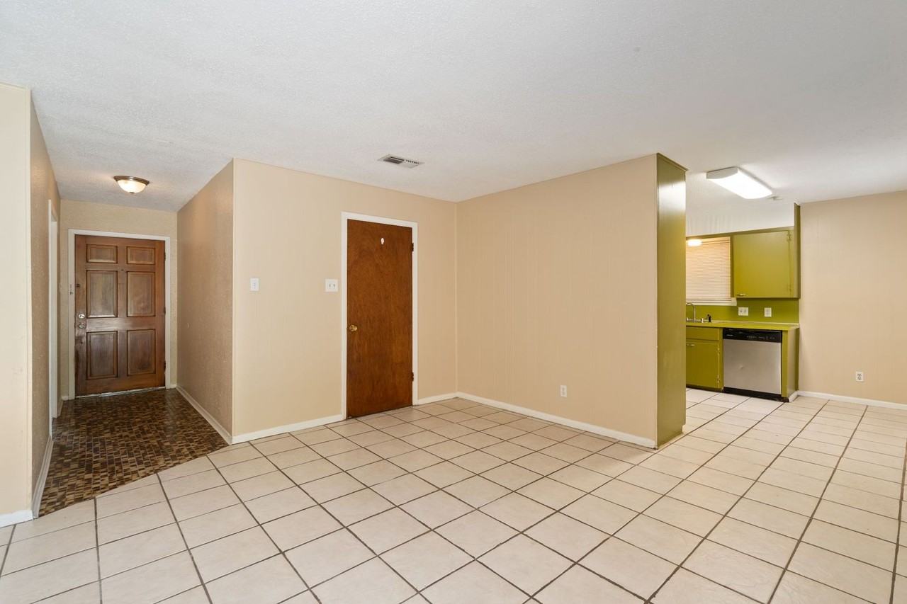 1102 Pecan St - Photo 4 of 18