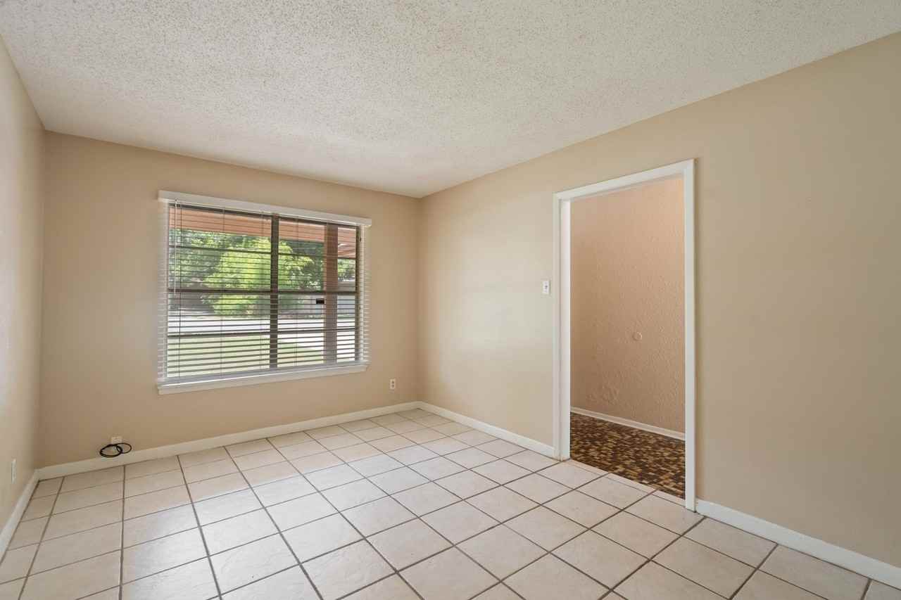 1102 Pecan St - Photo 5 of 18