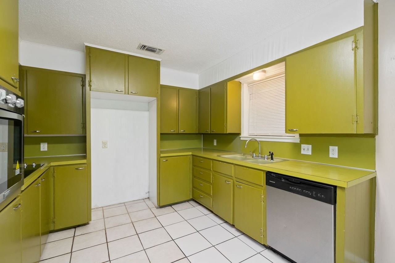 1102 Pecan St - Photo 6 of 18