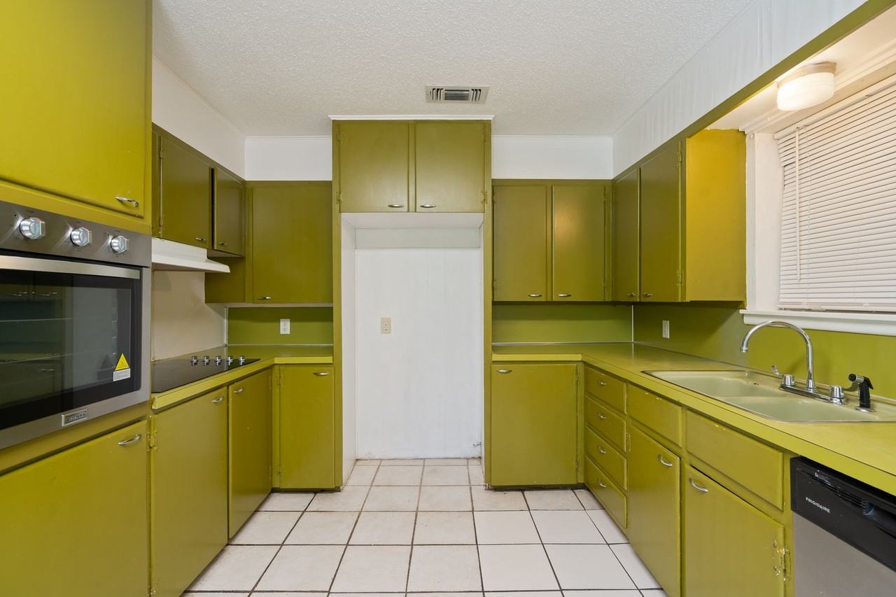 1102 Pecan St - Photo 7 of 18