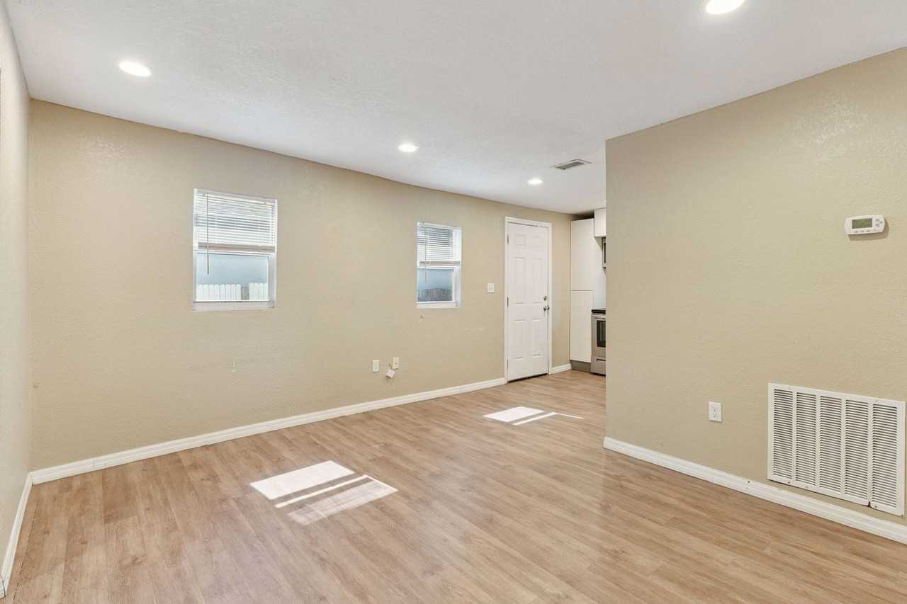 5000 Huppel Ave - Photo 3 of 17