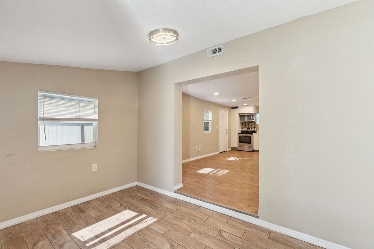 5000 Huppel Ave - Photo 4 of 17