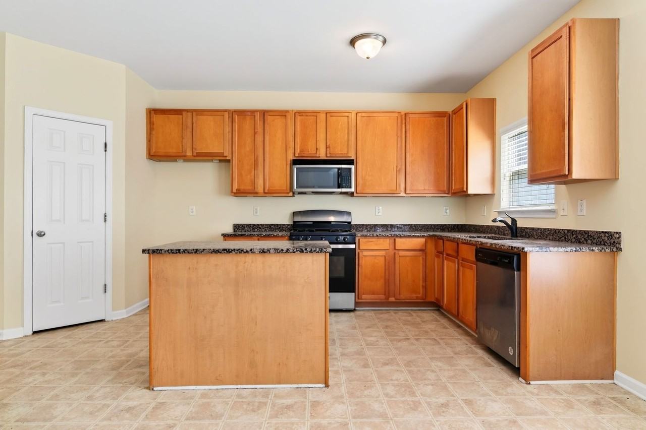 4969 Locherby Dr - Photo 4 of 40