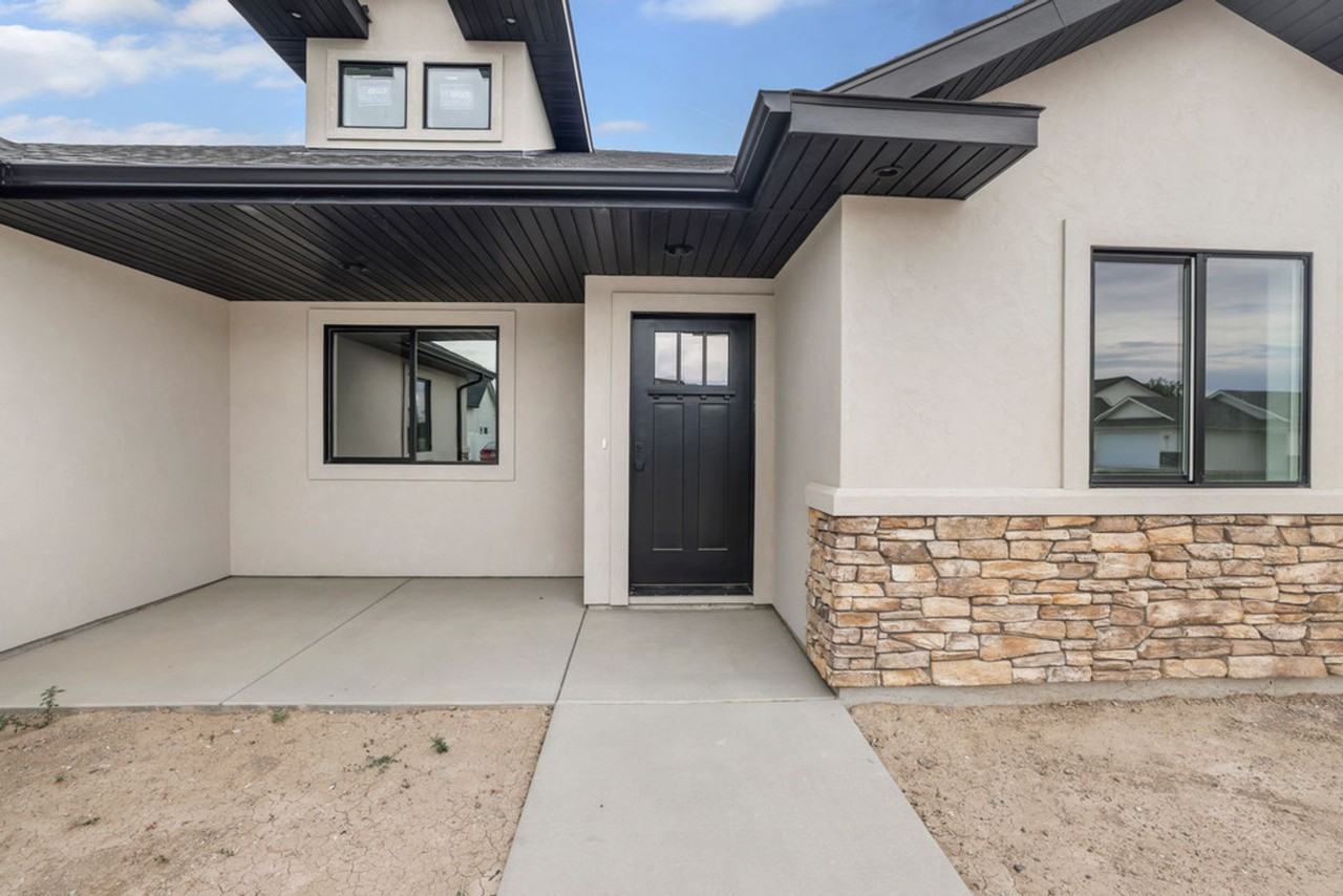 560 Aries Ct - Photo 2 of 33