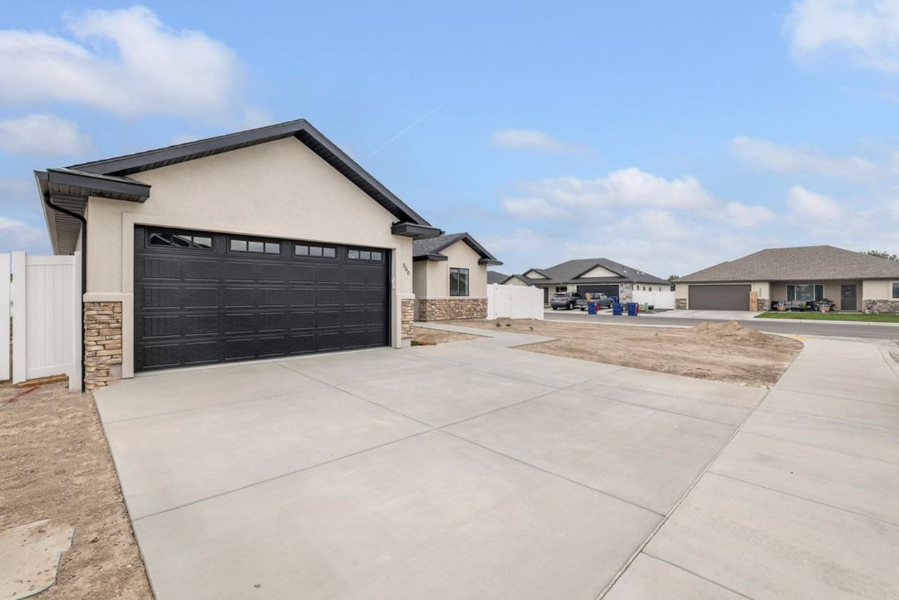 560 Aries Ct - Photo 3 of 33