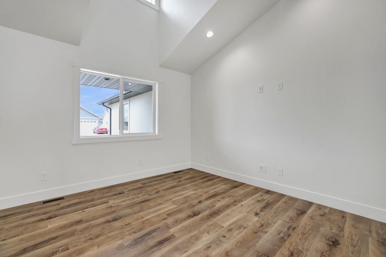 560 Aries Ct - Photo 7 of 33