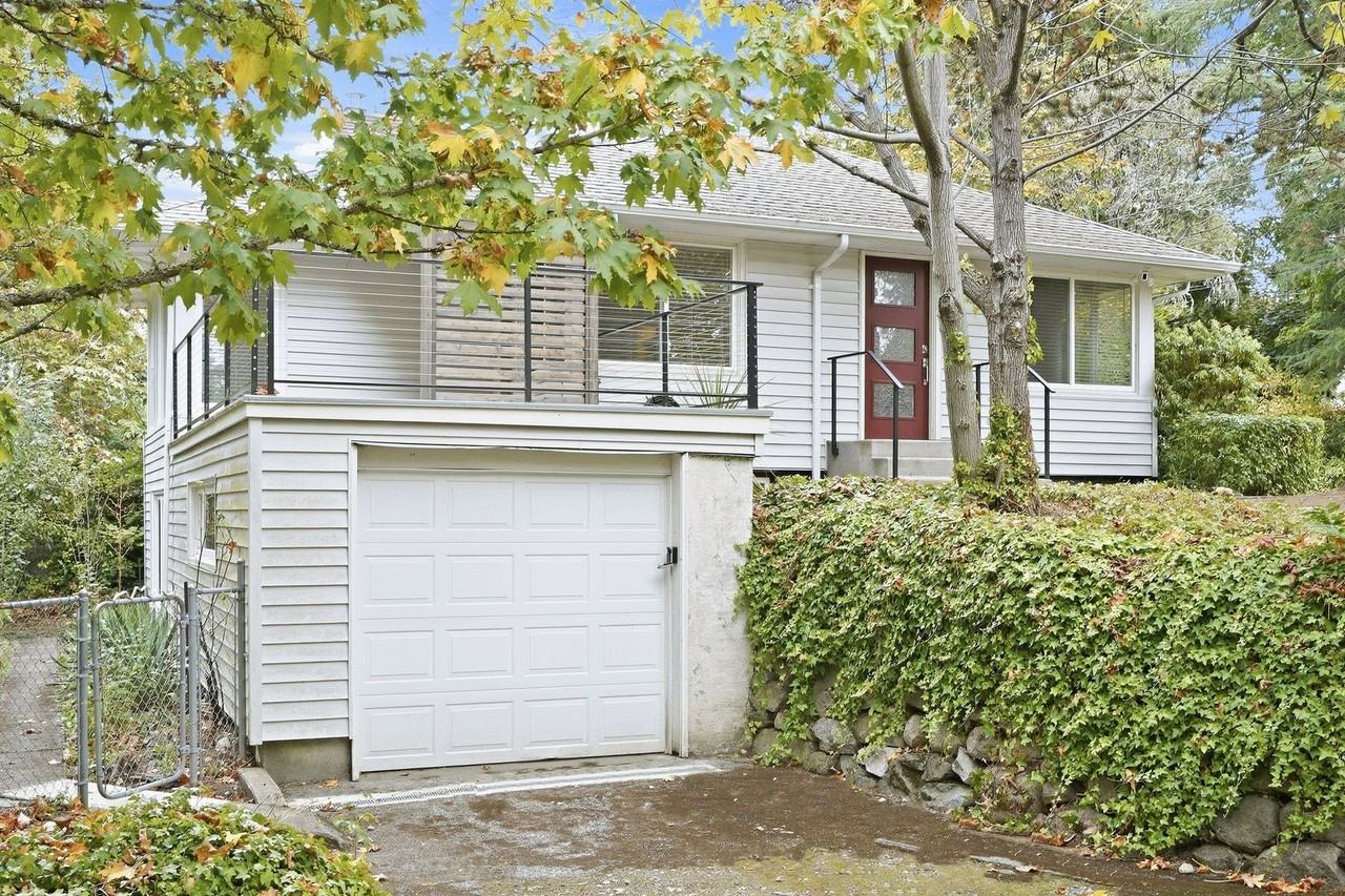 7605 Sunset Cir W - Photo 2 of 25