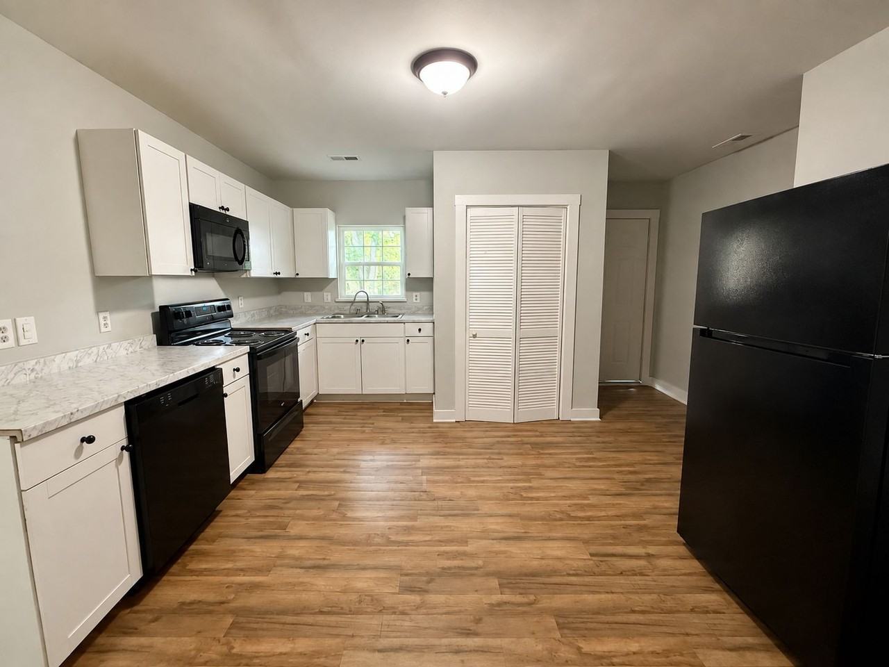 410 W Vine St - Photo 5 of 11