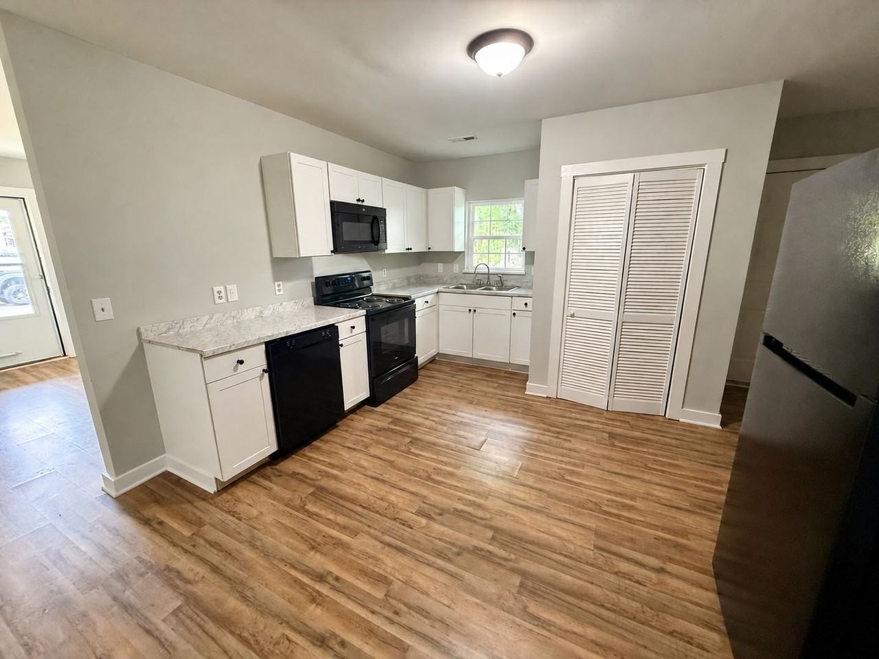 410 W Vine St - Photo 6 of 11